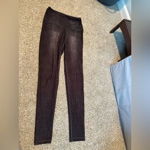 Lucy leggings, Denim pattern, never worn, looks like jeans but comfy/flattering